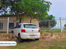 Motorista perde controle de carro, sobe encosta e bate em muro do CAPS em Ilha Solteira
