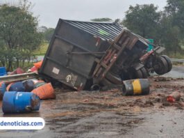 Carreta tomba em rotatória e derrama produtos químicos na entrada de Ilha Solteira